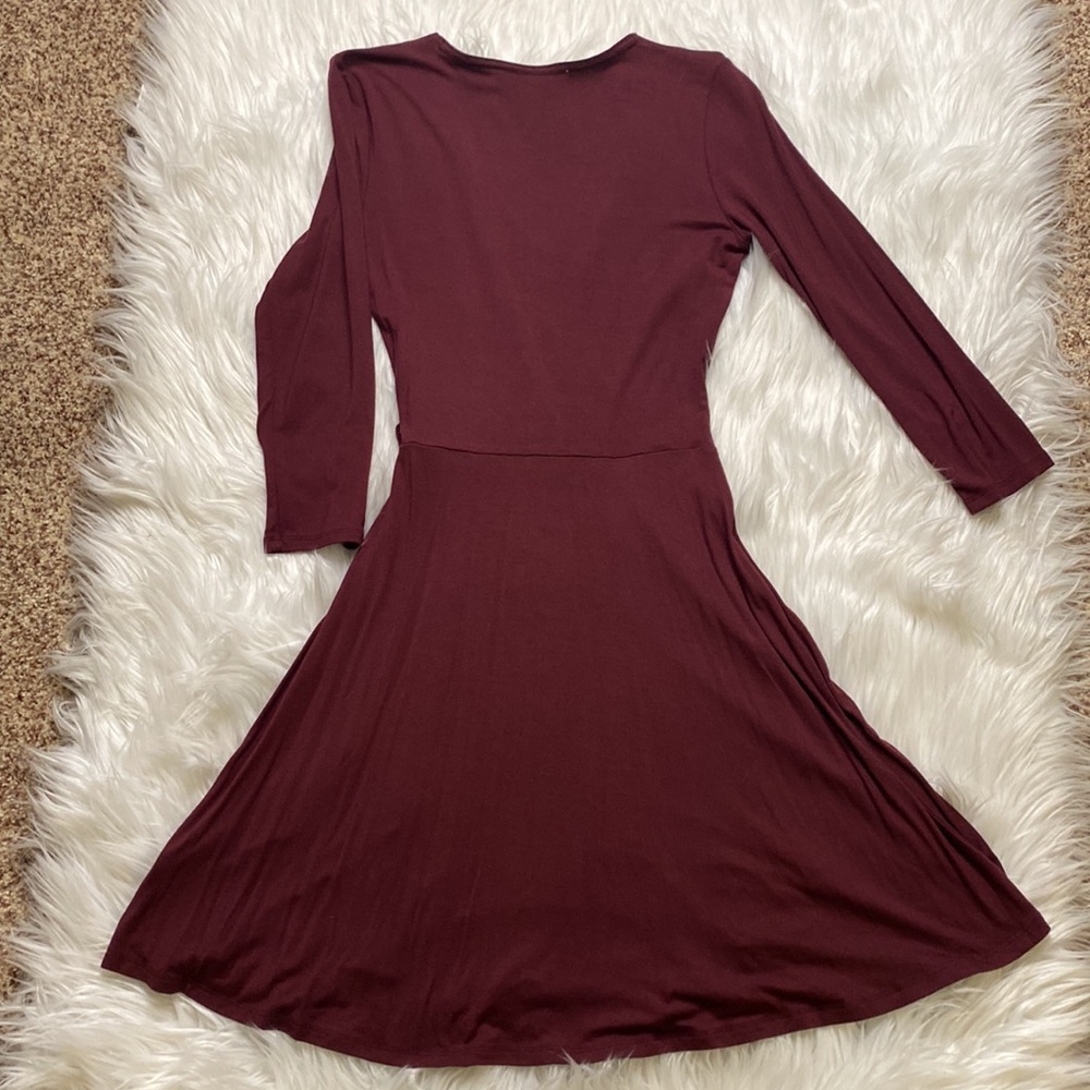 Abercrombie & Fitch dress is a faux wrap front viscose in burgundy color, lXS - Picture 8 of 8